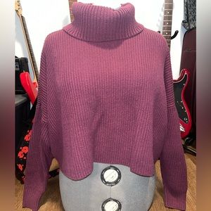 Hollister cropped knit sweater - size medium
